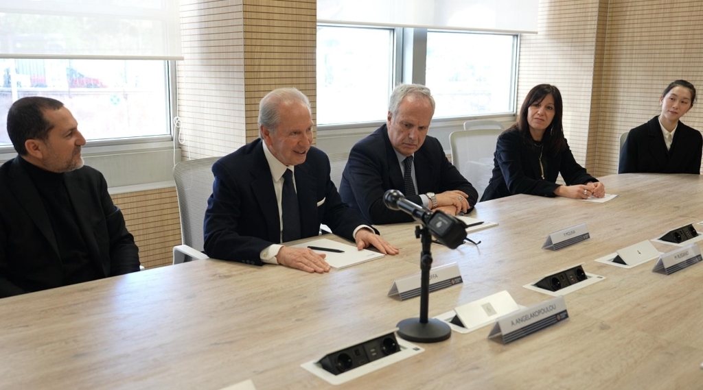 2月13日上午，前意大利副部長、Segni市市長Silvano Moffa先生（左二）以及黨派協調人兼AGENS總監Fabrizio Molina先生（左三），偕同羅馬市議員Federico Rocca先生（左一），在拉齊奧大區宮接待神韻藝術家們。（圖片來源：Leo Botnarenko／大紀元）