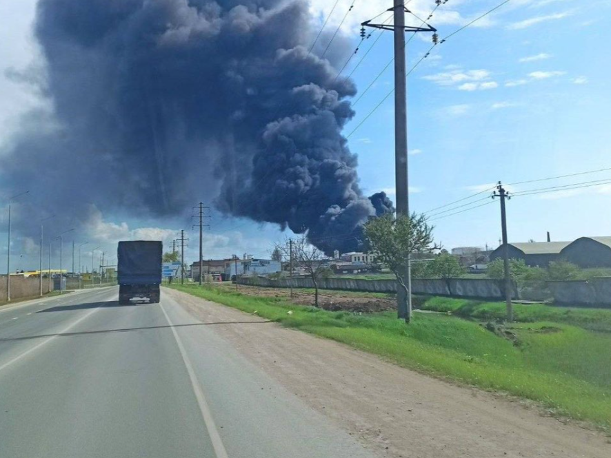 烏克蘭襲擊位於克里米亞的油庫（圖：MilitaryNewsUA）