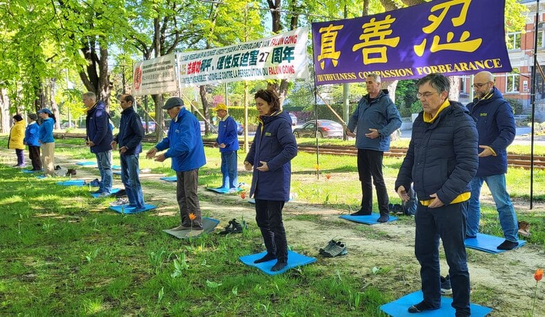 前排右一是比利時人菲利普。（攝影/陳亦然）