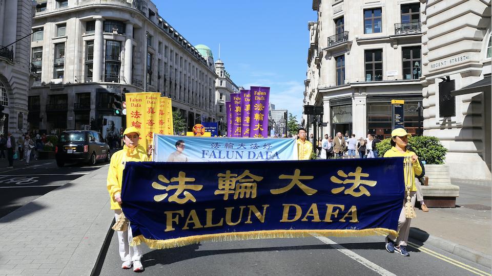 中午時分，法輪功學員的遊行正式開始，氣氛莊嚴而神聖，形成了當天首都市中心一道特別的風景線。（圖片來源：Bella/英國）