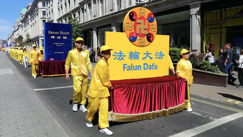 中午時分，法輪功學員的遊行正式開始，氣氛莊嚴而神聖，形成了當天首都市中心一道特別的風景線。（圖片來源：Bella/英國）