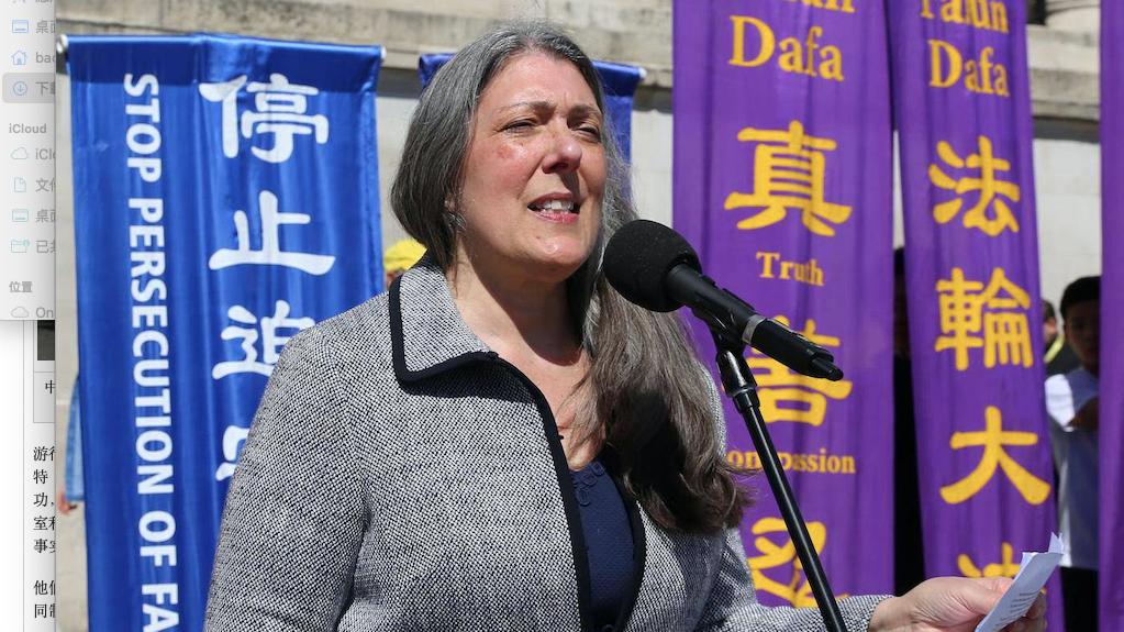 遊行結束後，法輪功學員在特拉法加廣場（Trafalgar Square）舉行了新聞發布會。英國法輪大法佛學會代表卡羅琳·耶特（Caroline Yate）女士在集會上發言。（圖片來源：真柏/英國）