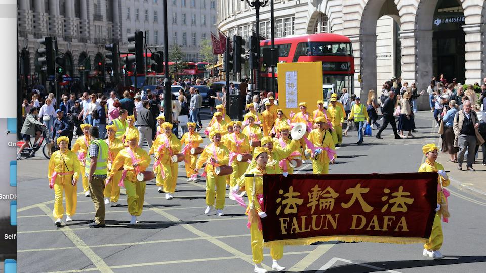 中午時分，法輪功學員的遊行正式開始，氣氛莊嚴而神聖，形成了當天首都市中心一道特別的風景線。（圖片來源：Bella/英國）