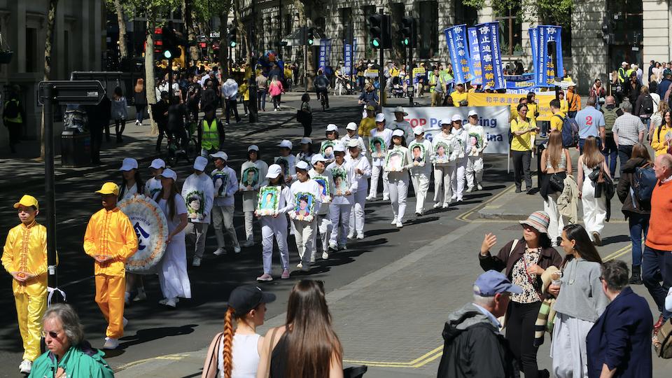 中午時分，法輪功學員的遊行正式開始，氣氛莊嚴而神聖，形成了當天首都市中心一道特別的風景線。（圖片來源：Bella/英國）