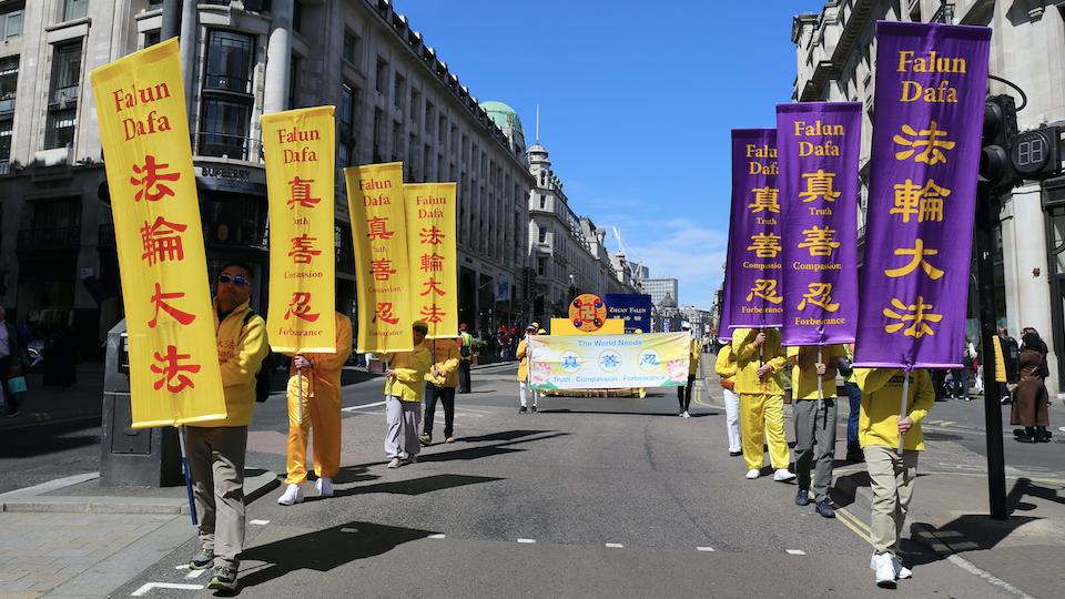 中午時分，法輪功學員的遊行正式開始，氣氛莊嚴而神聖，形成了當天首都市中心一道特別的風景線。（圖片來源：Bella/英國）