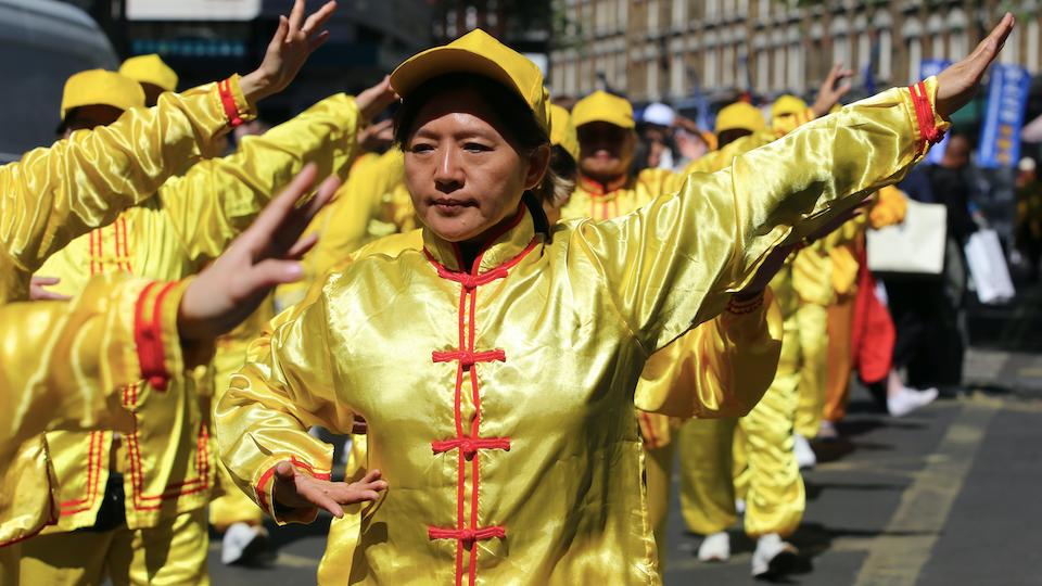 中午時分，法輪功學員的遊行正式開始，氣氛莊嚴而神聖，形成了當天首都市中心一道特別的風景線。（圖片來源：Bella/英國）