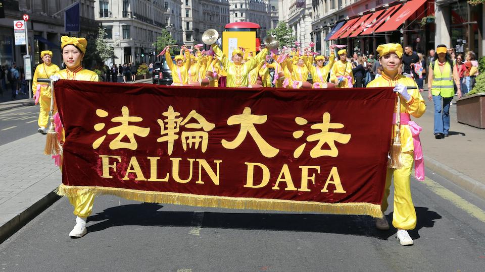 中午時分，法輪功學員的遊行正式開始，氣氛莊嚴而神聖，形成了當天首都市中心一道特別的風景線。（圖片來源：Bella/英國）