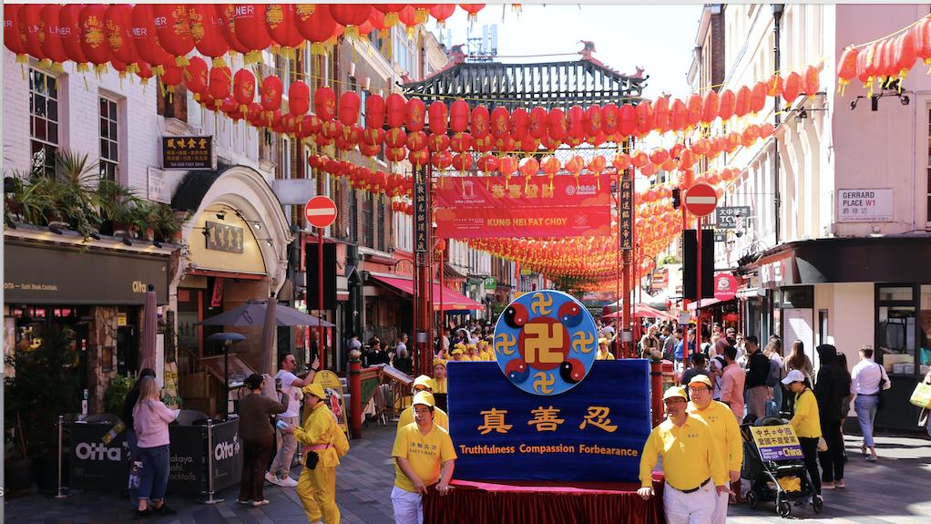 英國法輪功學員為紀念1999年4月25日法輪功學員和平上訪27周年，於今年4月25日在倫敦舉行紀念遊行和集會。（圖片來源：（Bella/英國）