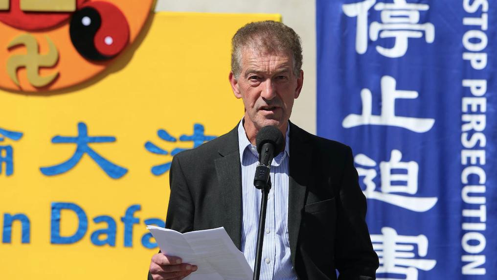 遊行結束後，法輪功學員在特拉法加廣場（Trafalgar Square）舉行了新聞發布會。歐洲法輪功之友主席約翰·迪（John Dee）先生在集會上發言。（圖片來源：真柏/英國）