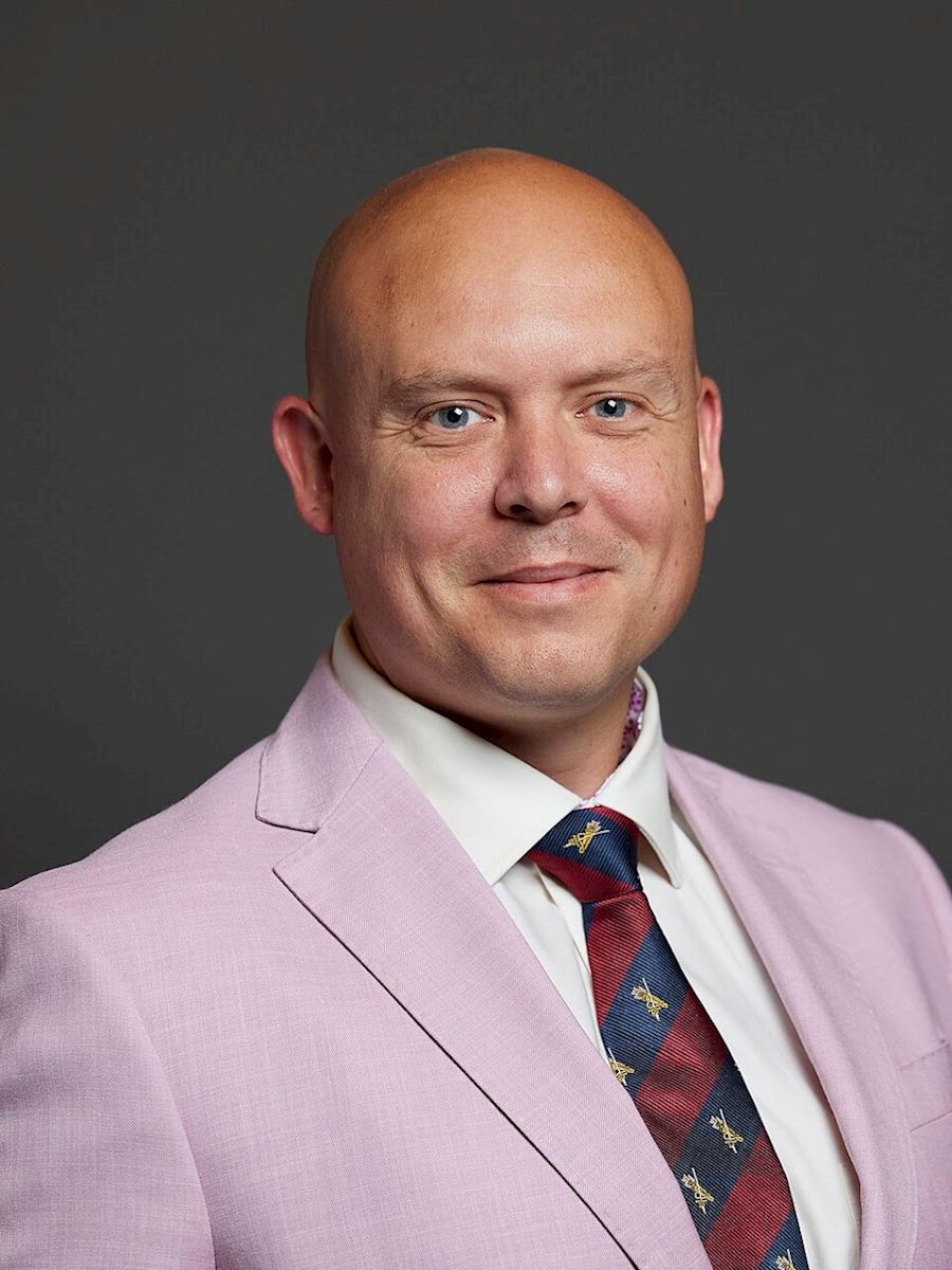 卡梅倫·托馬斯 議員（圖片來源：明慧網）