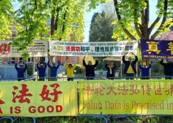 紀念「4.25」27周年 比利時法輪功修煉者和平理性傳遞真相