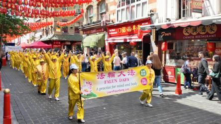 英國法輪功學員慶祝5.13世界法輪大法日（圖片來源：Belle/英國）