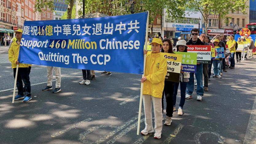 中午時分，英國法輪功學員慶祝法輪大法洪傳34周年，和第27屆世界 “法輪大法日”的遊行拉開了當天活動的序幕，形成了一道亮麗的風景線。（圖片來源：Belle/英國）