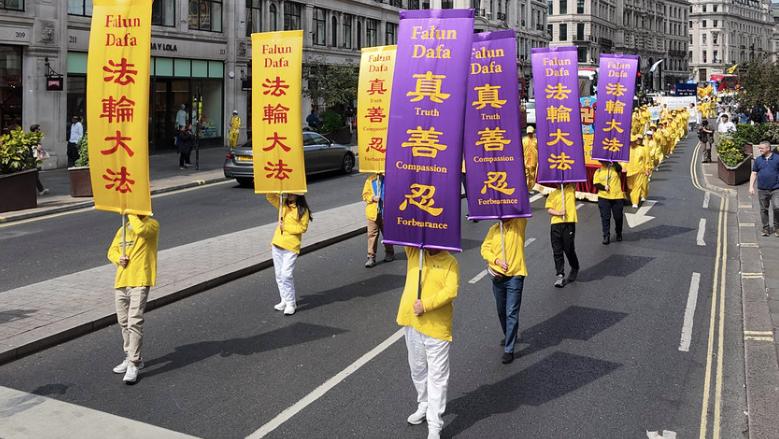 中午時分，英國法輪功學員慶祝法輪大法洪傳34周年，和第27屆世界 “法輪大法日”的遊行拉開了當天活動的序幕，形成了一道亮麗的風景線。（圖片來源：Belle/英國）