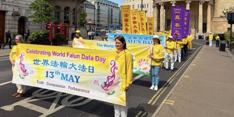 無限感恩 英國法輪功學員慶祝5.13世界法輪大法日