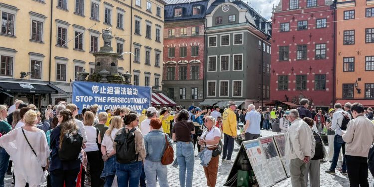瑞典國慶節法輪功展位關注度高　中西方遊客喜聞真相表支持