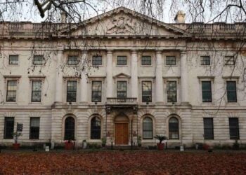 英政府大樓天花板暗藏攝影機 間諜疑雲再現？