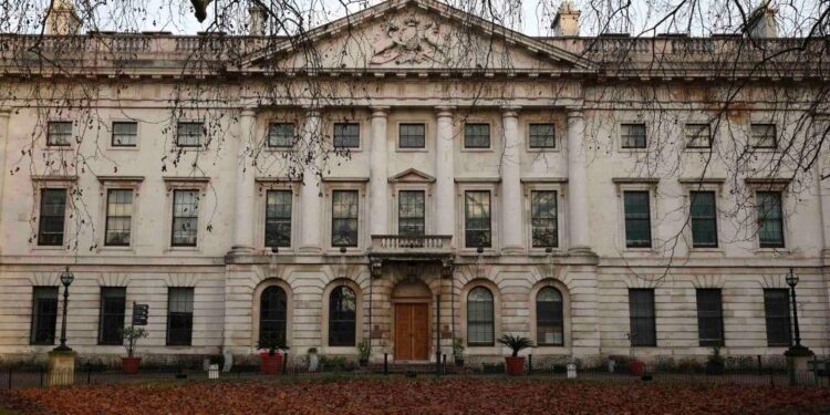英政府大樓天花板暗藏攝影機 間諜疑雲再現？