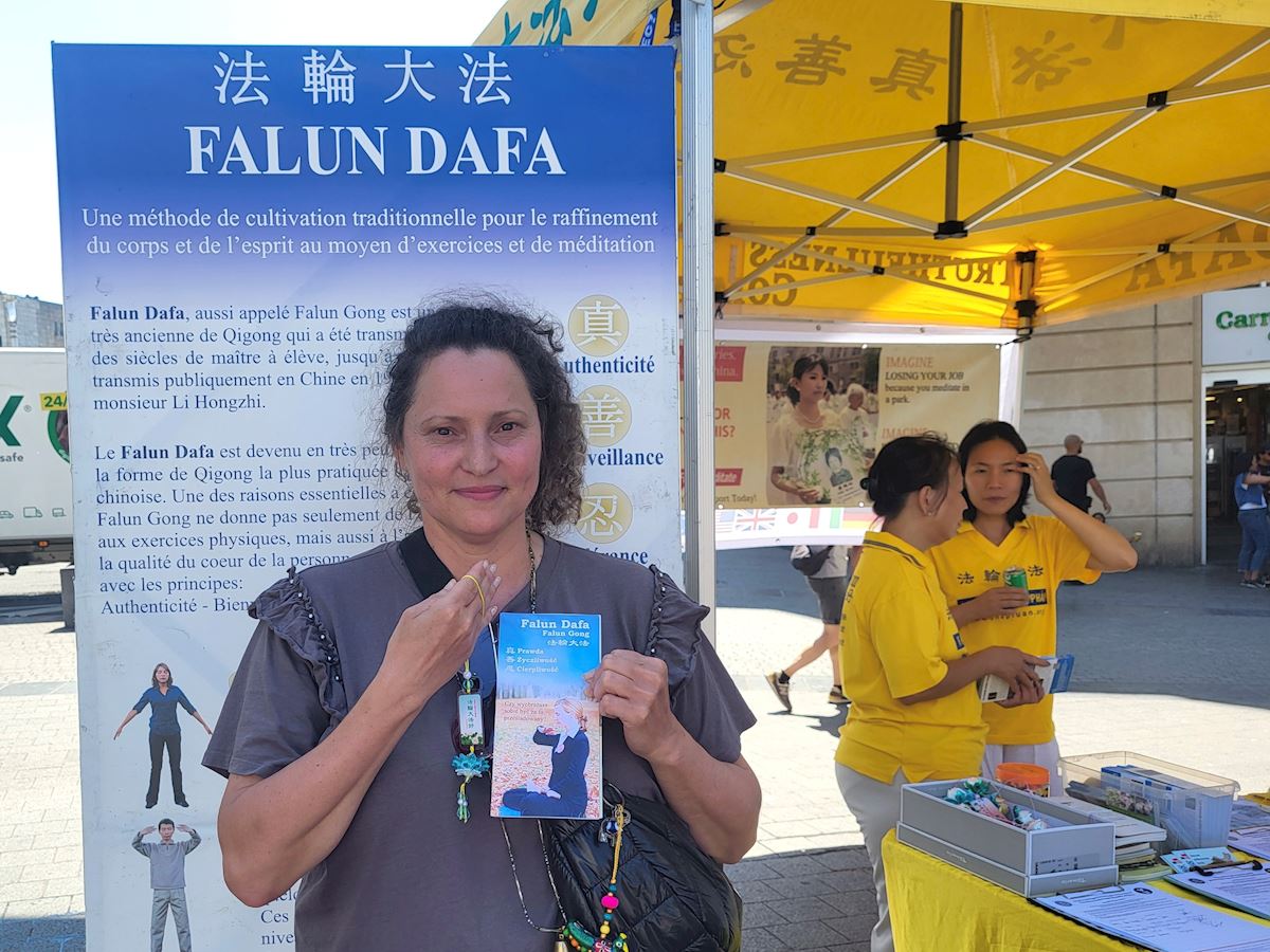 '圖10:波蘭記者多米尼克(Dominique)為法輪功學員遭受迫害深感痛心,並鼓勵他們廣傳真相。(明慧網)'