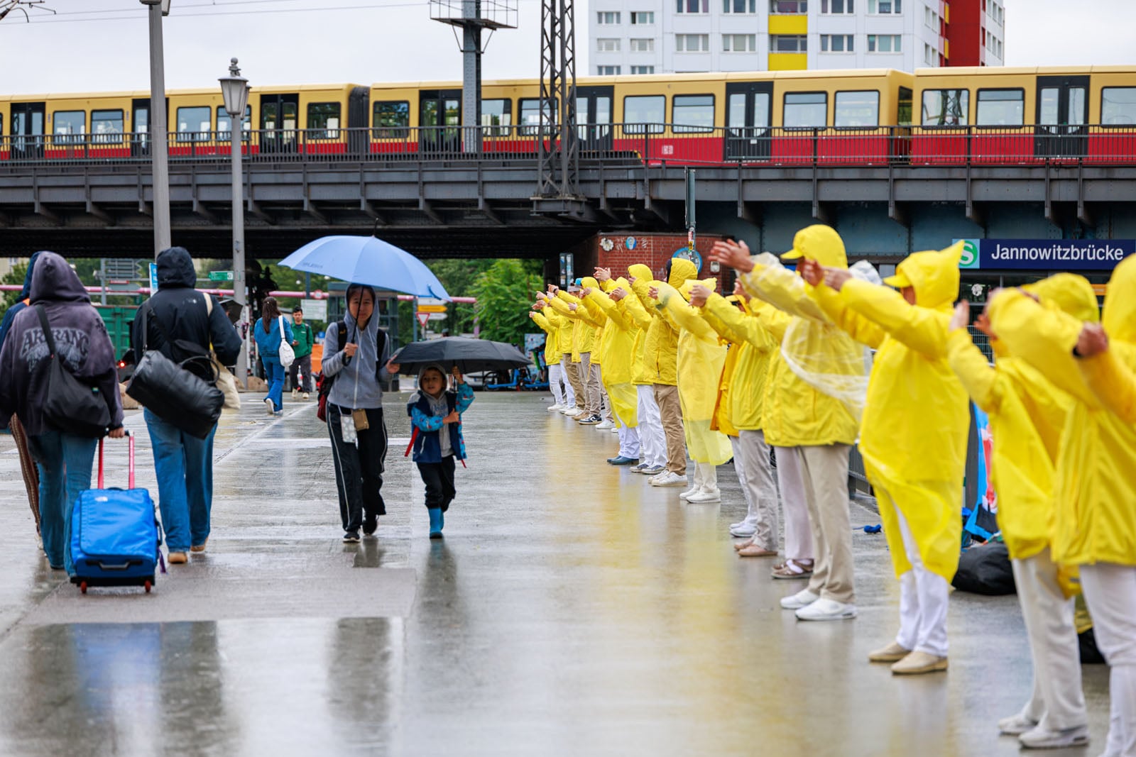 圖1~2:二零二六年七月二十日,法輪功學員冒雨在柏林中使館前參加了和平抗議活動。(明慧網)