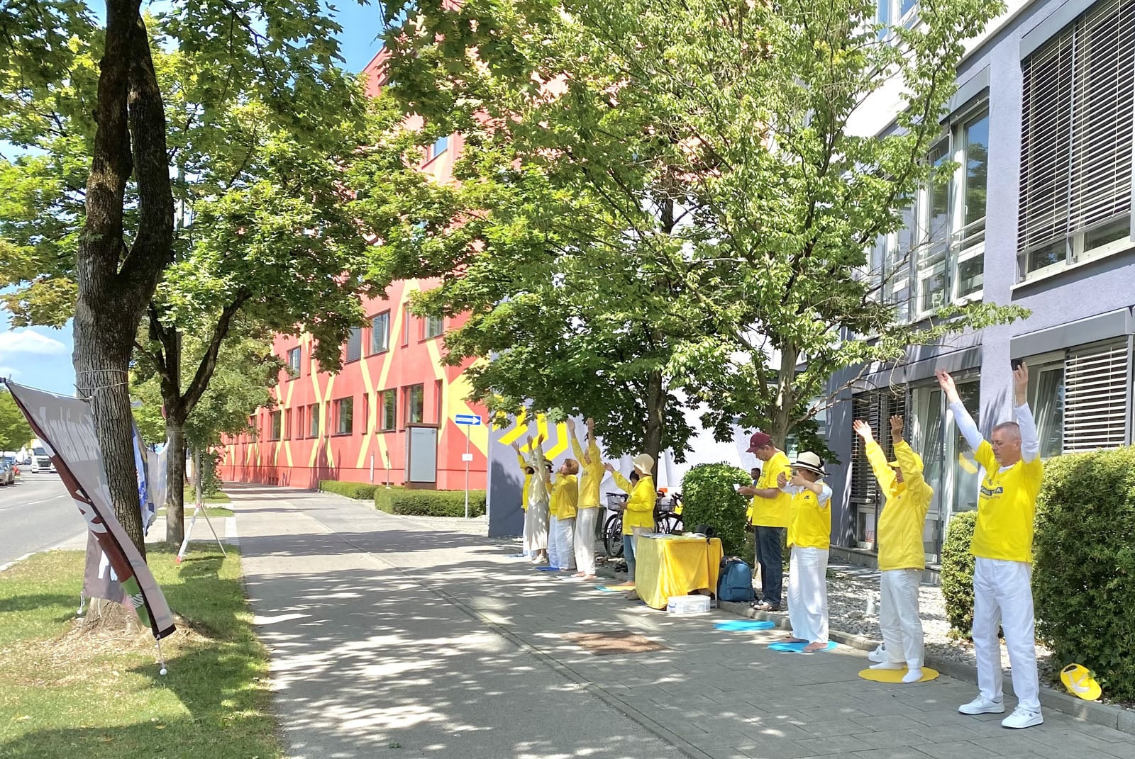 圖18~19:二零二六年七月二十二日,法輪功學員在中共駐慕尼黑領館前舉辦活動。圖為學員展示功法。(明慧網)
