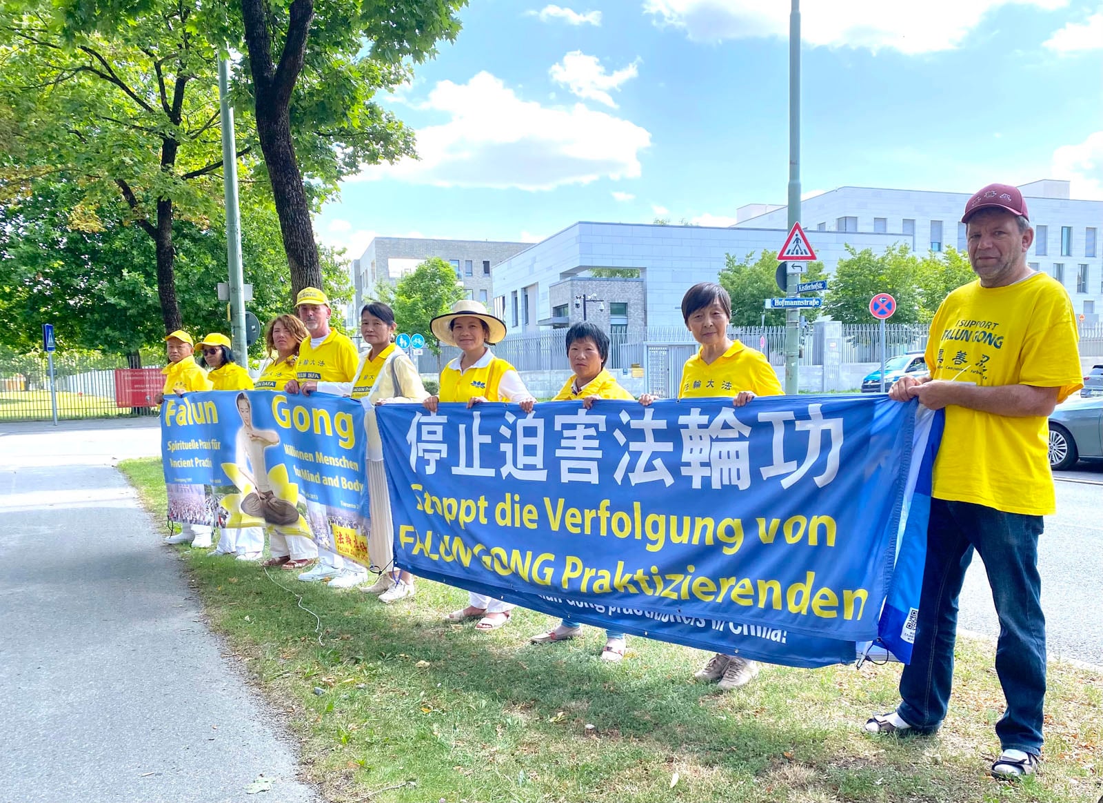 圖20:在中領館前制止中共迫害。(明慧網)