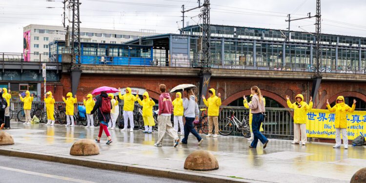 德國多地法輪功反迫害活動備受關注 政要聲援 德警盛讚
