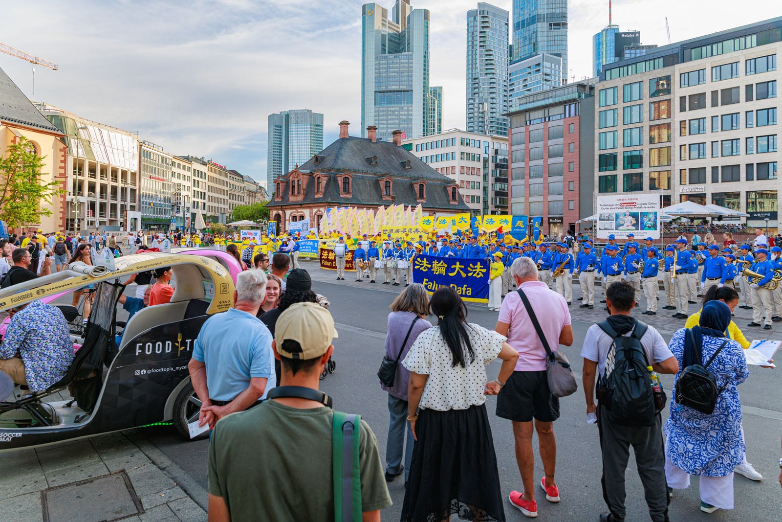 圖4~6:七日,在主崗亭廣場(Hauptwache)的集會。(明慧網)