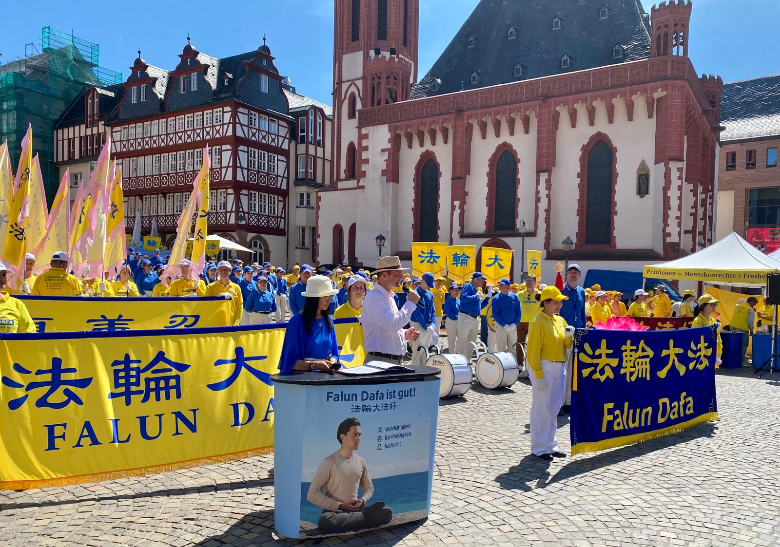 圖16:法輪功學員在羅馬廣場宣讀黑森州自民黨議員、自民黨(FDP)議會黨務主席奧利弗‧施蒂爾伯克(Oliver Stirböck)來函。(明慧網)