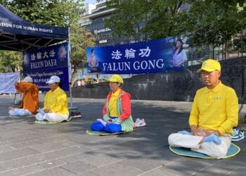 芬蘭赫爾辛基街頭：路人主動傳遞法輪功的美好