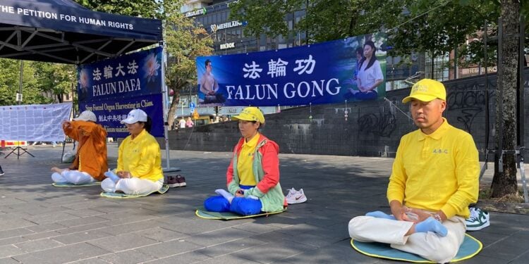 芬蘭赫爾辛基街頭：路人主動傳遞法輪功的美好