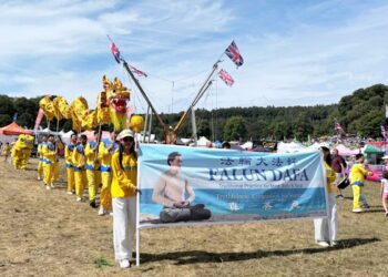 英國國際熱氣球節 民眾支持法輪功
