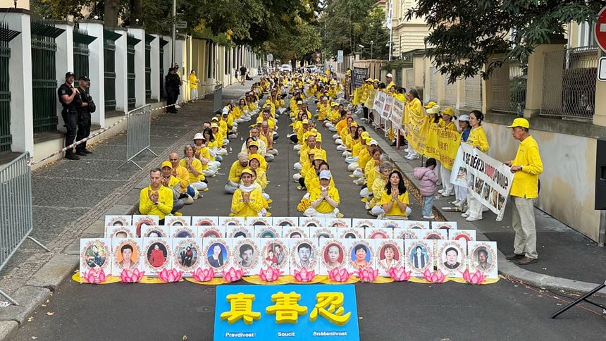 18日傍晚，部分法輪功學員在中共駐捷克領館前集體練功並悼念被中共迫害致死的法輪功學員。（SOH李靜蘭）