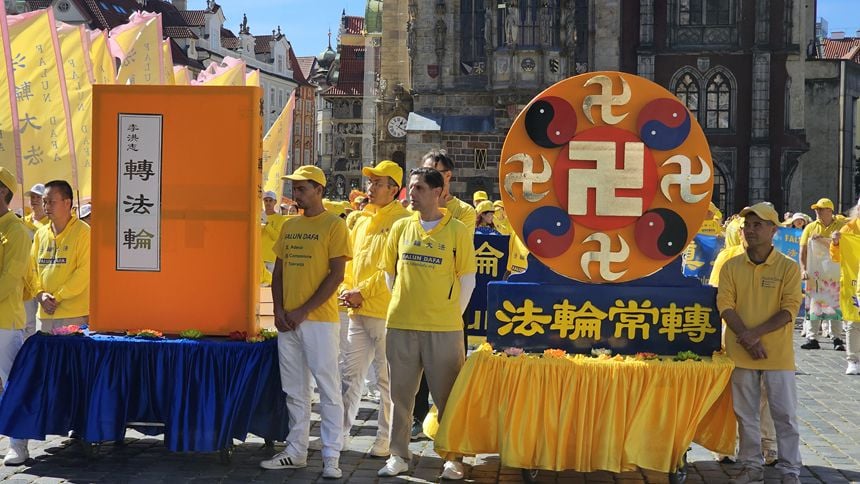 來自歐洲各國及以色列和土耳其的法輪功學員在布拉格老城廣場準備開始遊行（SOH）