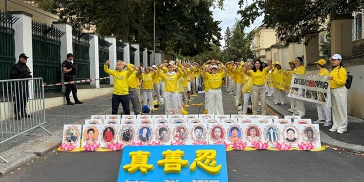 （組圖）歐洲法輪功修煉者歐洲最美首都呼喚正義與良知